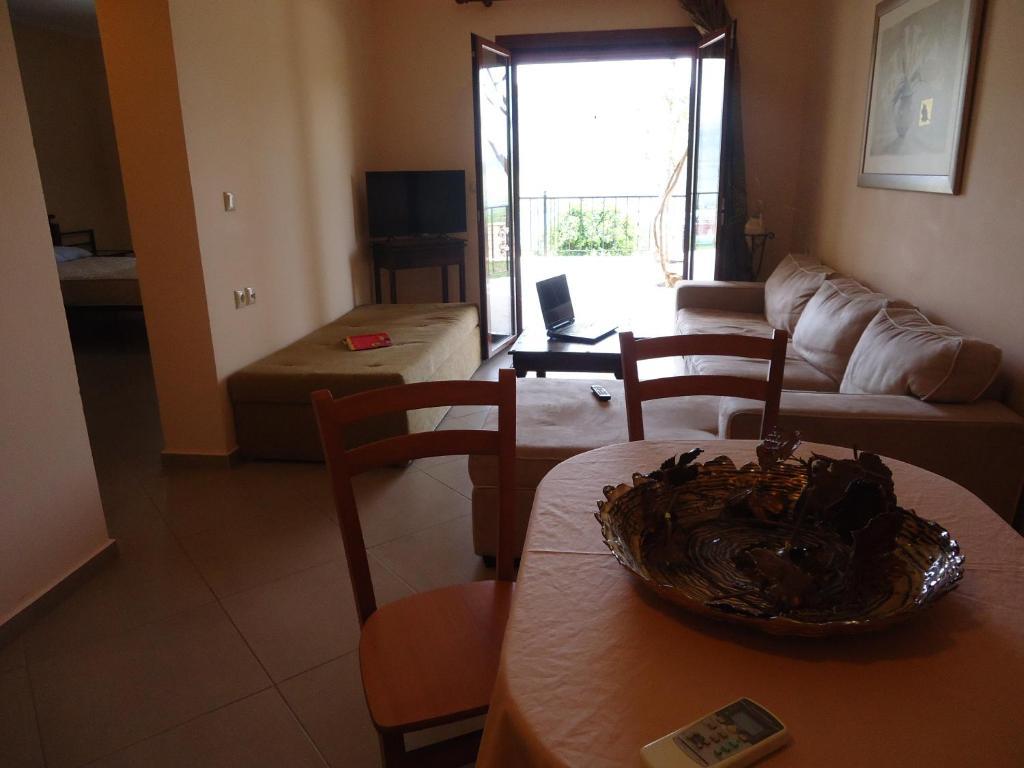 Almini Apartments Plataria Bilik gambar